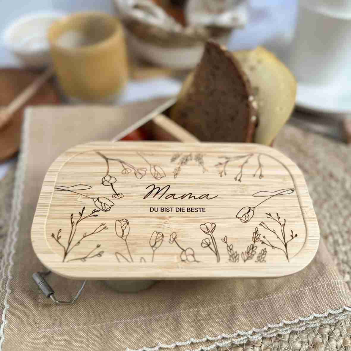 Personalisierte Brotdose mit Wildblumen und Mama-Gravur