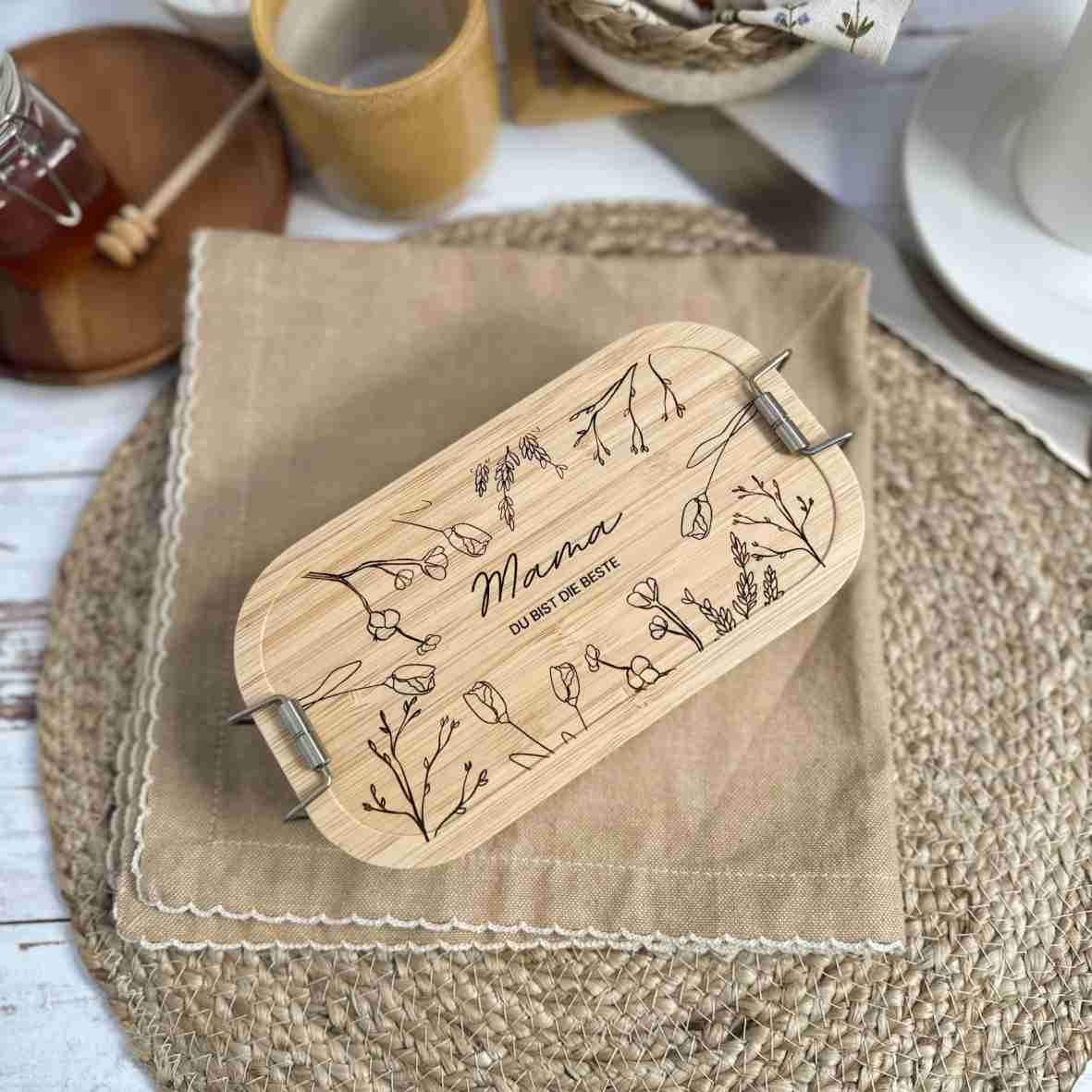 Personalisierte Brotdose mit Wildblumen und Mama-Gravur