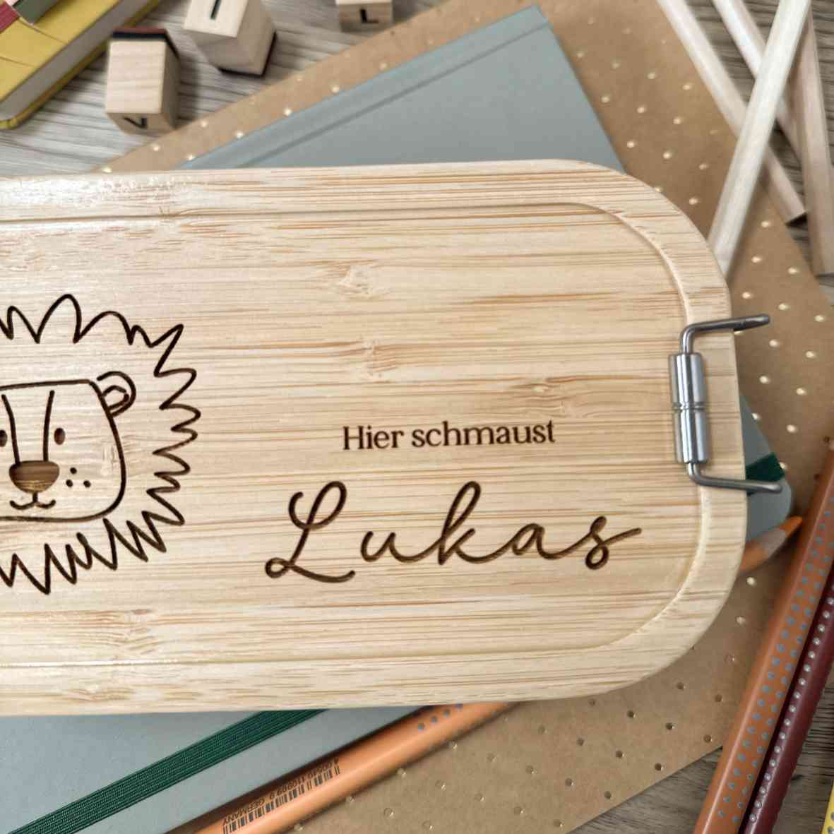 Personalisierte Brotdose mit Löwe und Namensgravur