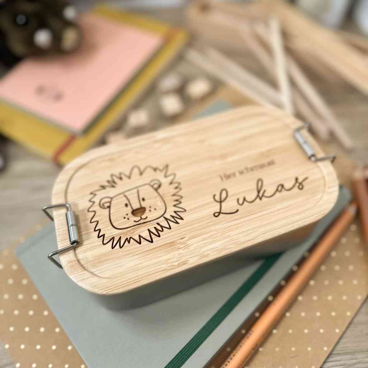 Personalisierte Brotdose mit Löwe und Namensgravur