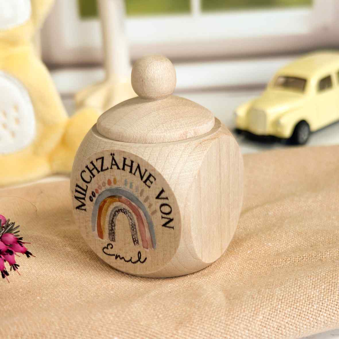 Personalisierte Milchzahndose aus Holz mit Boho-Regenbogen