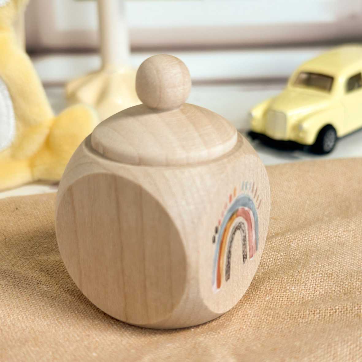 Personalisierte Milchzahndose aus Holz mit Boho-Regenbogen