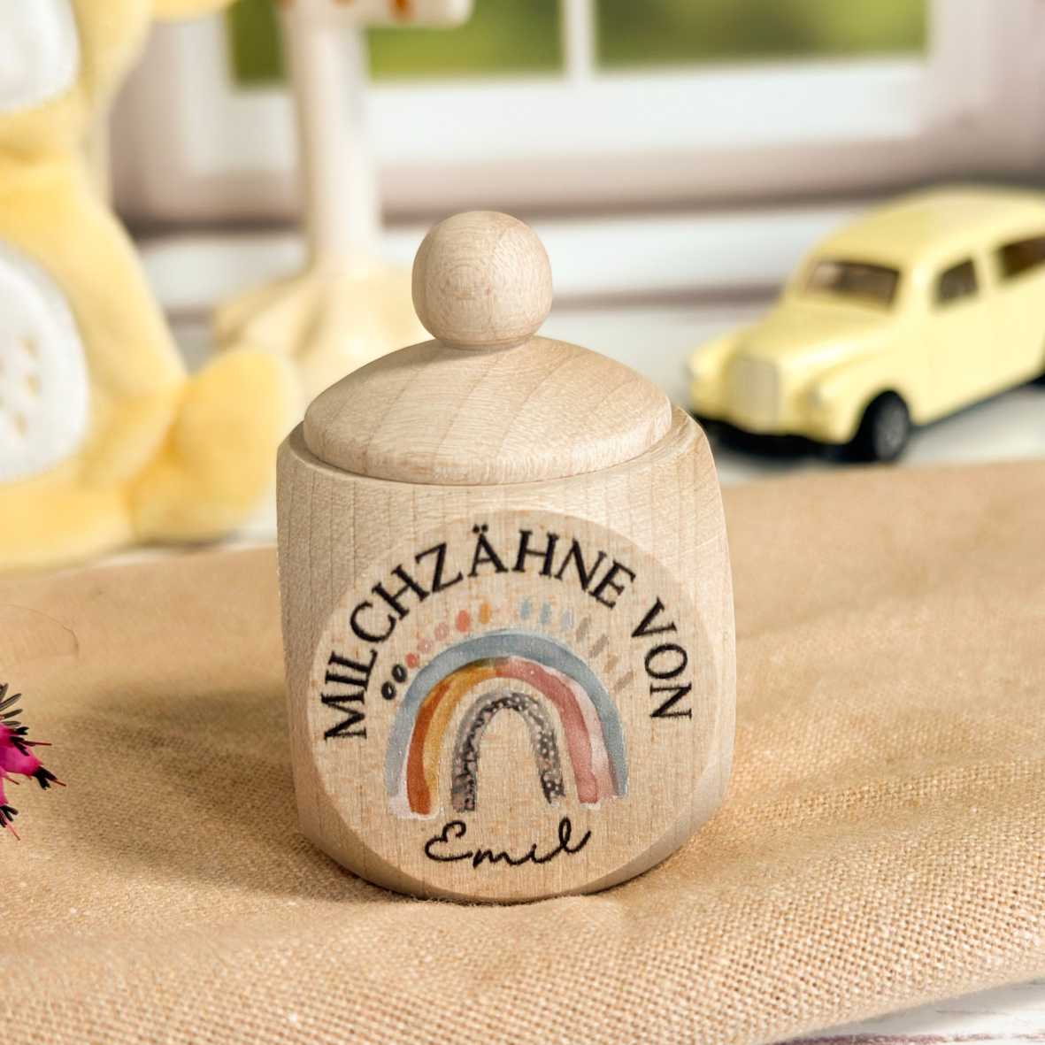 Personalisierte Milchzahndose aus Holz mit Boho-Regenbogen