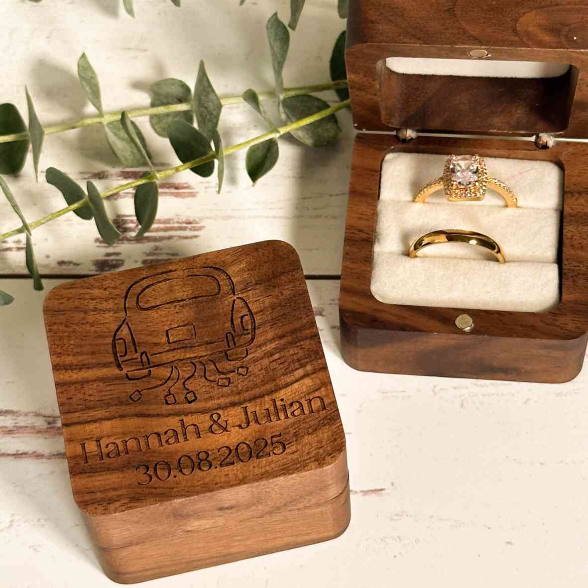 Walnuss-Ringbox mit Hochzeitsauto, Namen und Datum
