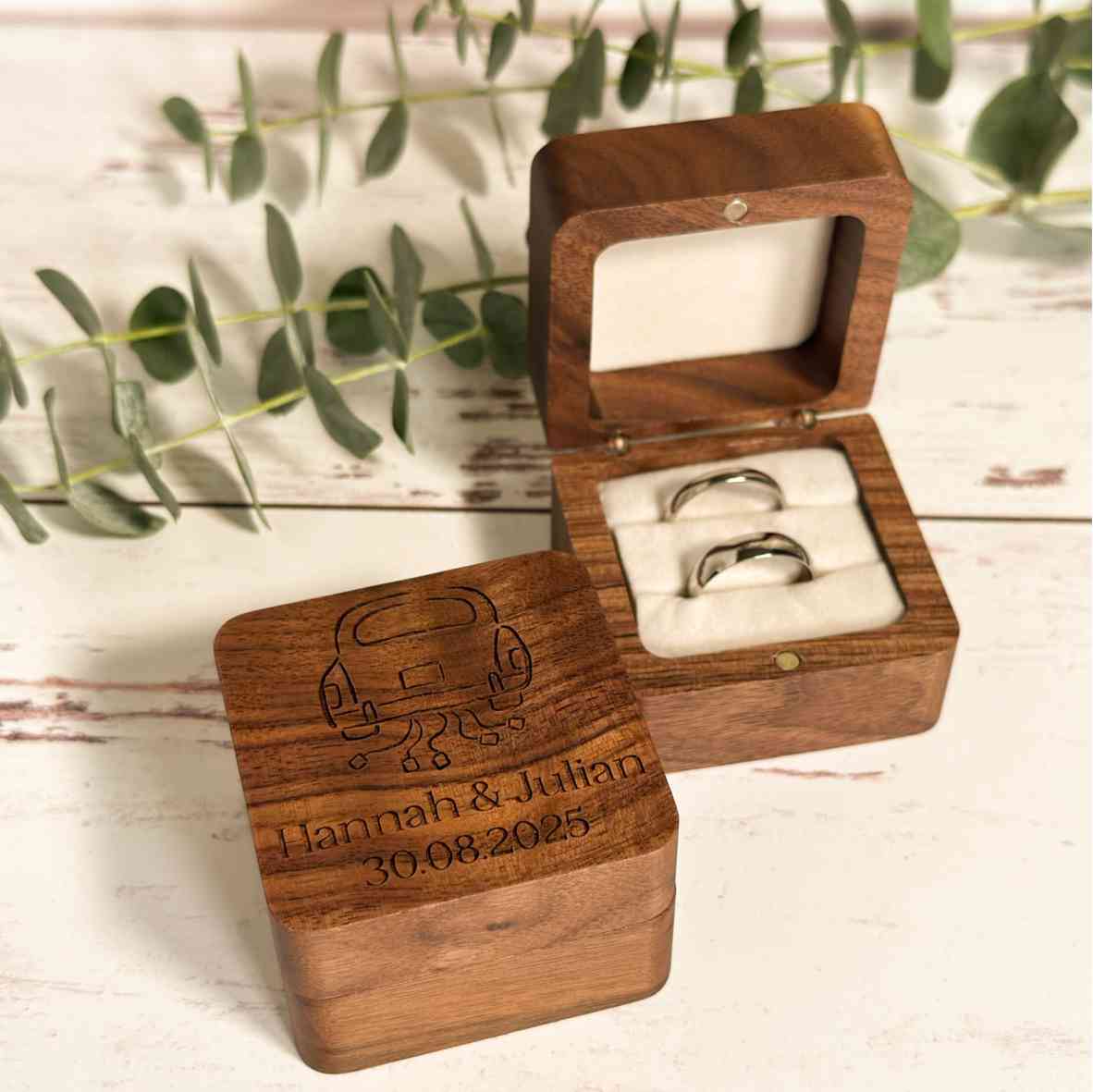 Walnuss-Ringbox mit Hochzeitsauto, Namen und Datum