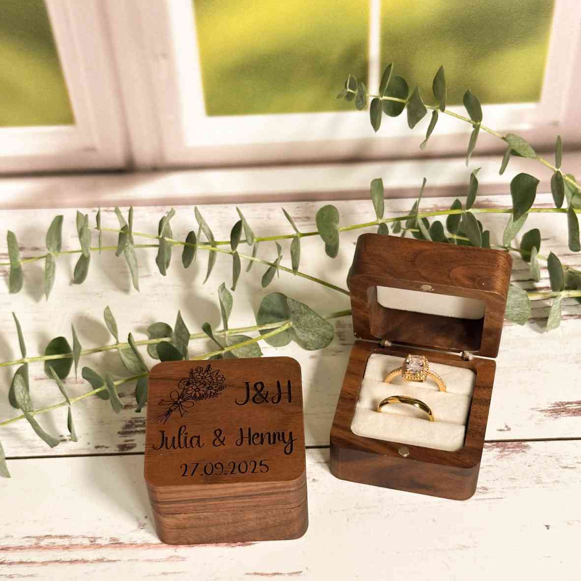 Walnuss-Ringbox mit Brautstrauß, Initialen und Namen