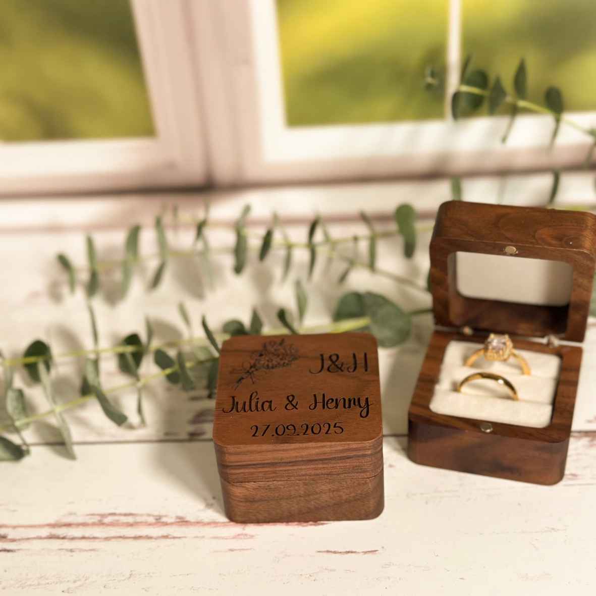 Walnuss-Ringbox mit Brautstrauß, Initialen und Namen