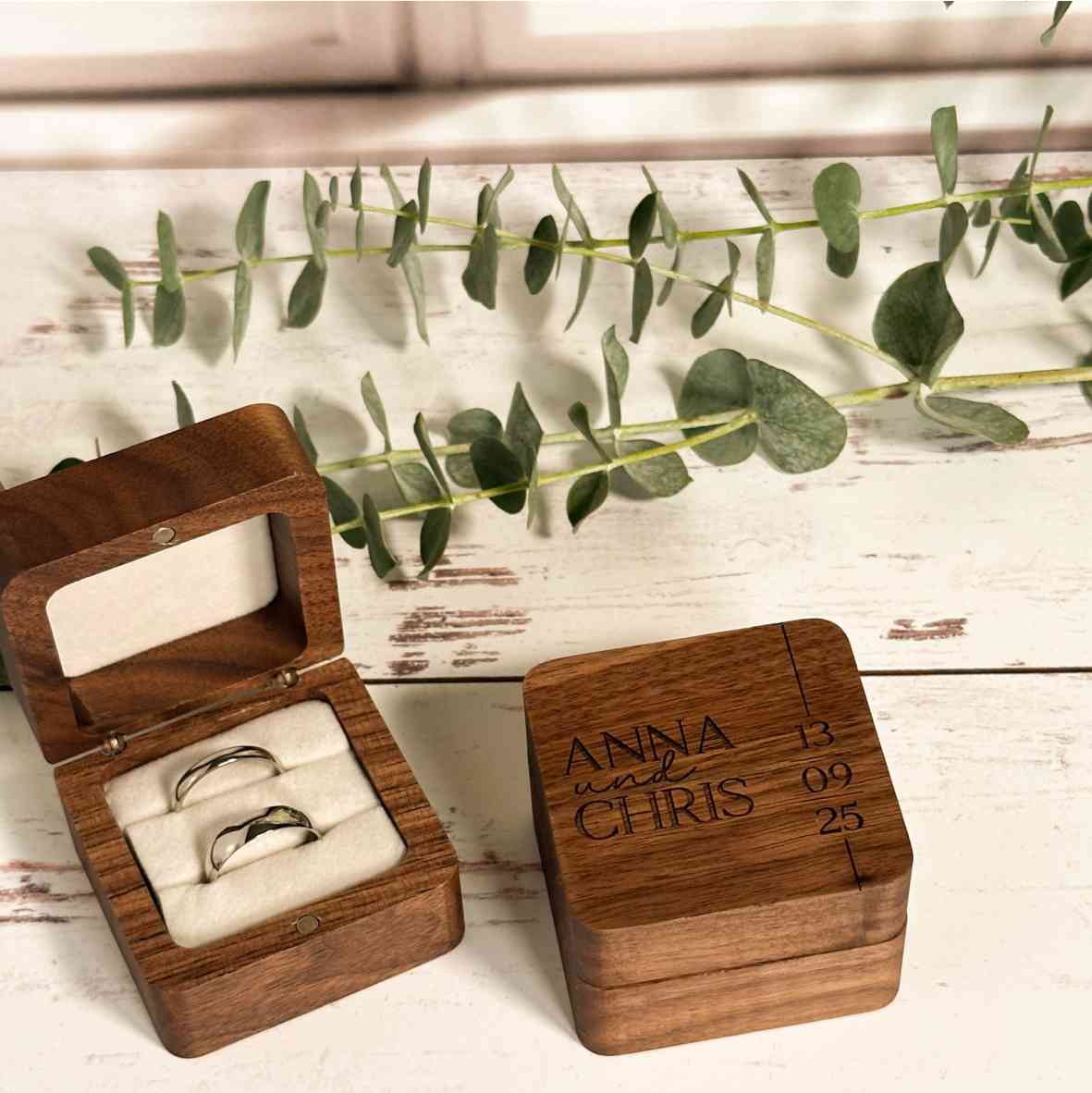 Walnuss-Ringbox mit gravierten Namen und Datum