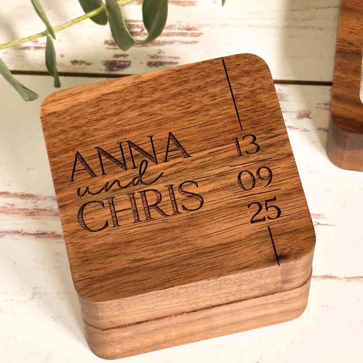 Walnuss-Ringbox mit gravierten Namen und Datum