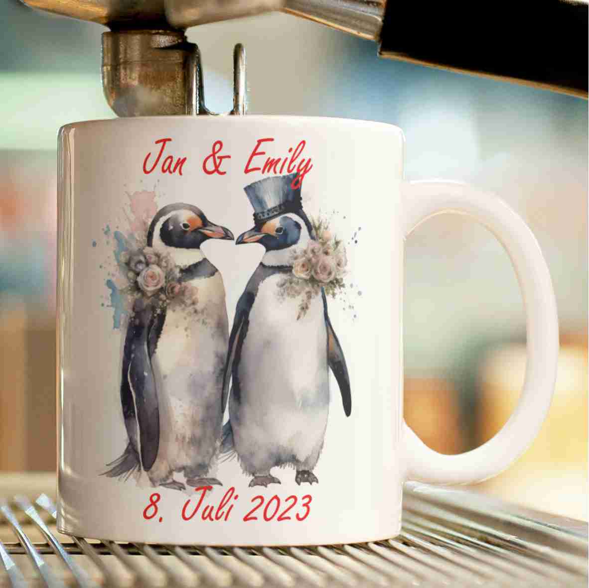 Personalisierte weiße Keramiktasse mit Aquarell-Motiv eines Pinguin-Brautpaars.