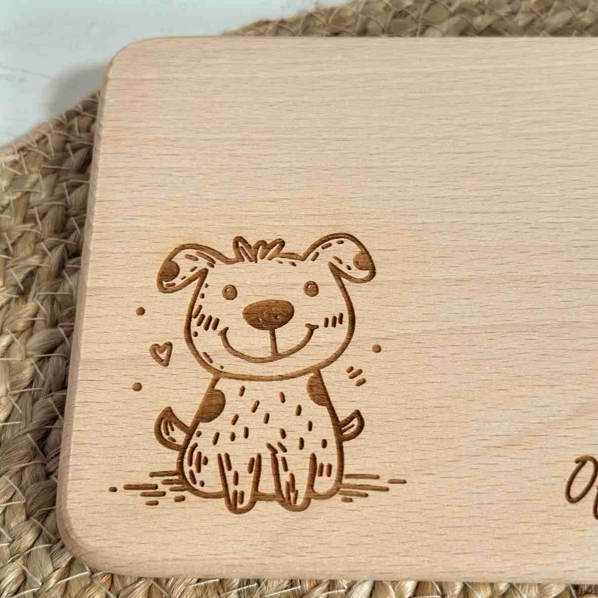 Buchenholz-Frühstücksbrett mit Hunde-Gravur und Namen