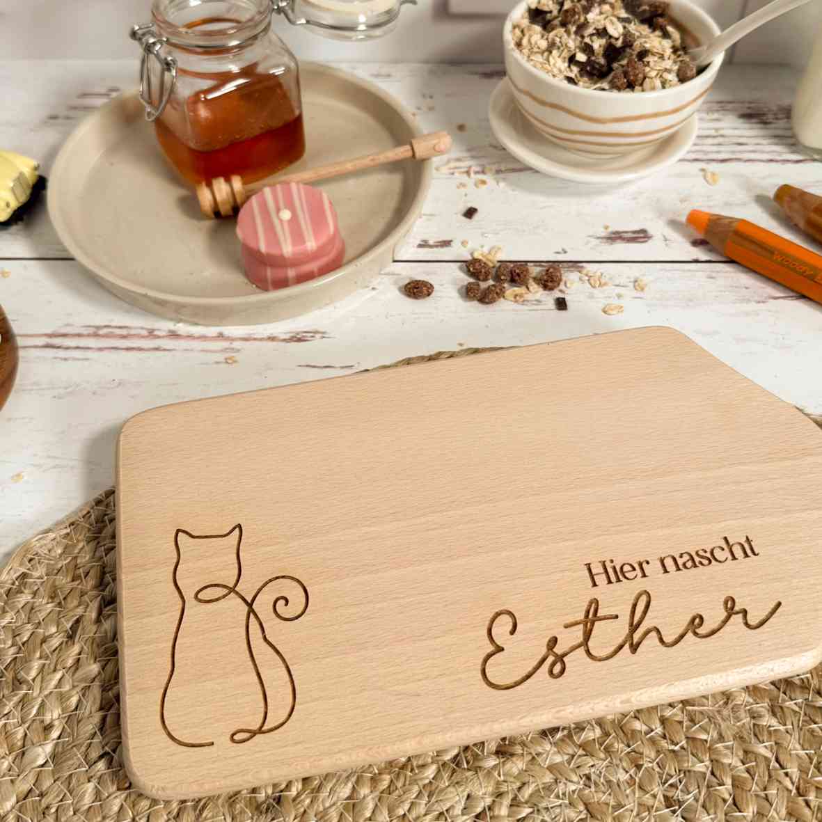 Buchenholz-Frühstücksbrett mit Line-Art-Katze und Namen