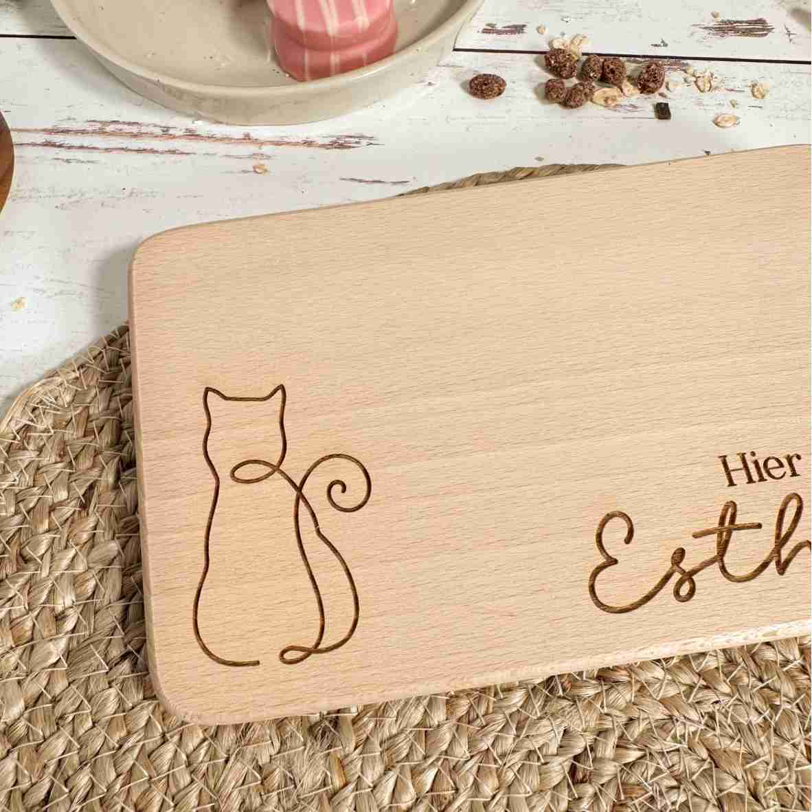 Buchenholz-Frühstücksbrett mit Line-Art-Katze und Namen
