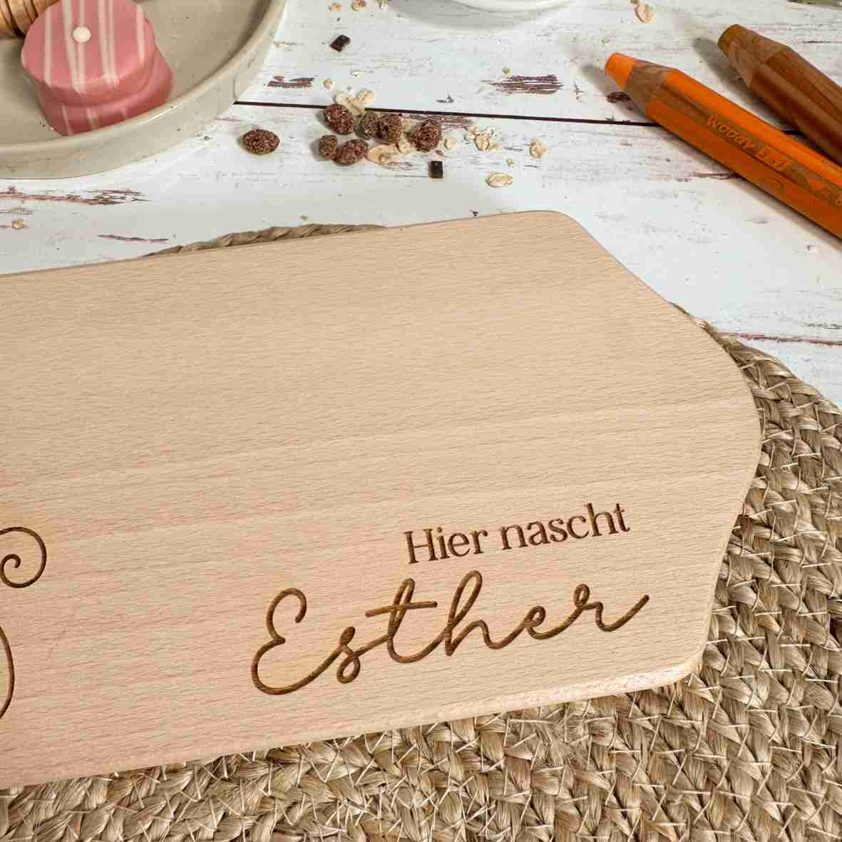 Buchenholz-Frühstücksbrett mit Line-Art-Katze und Namen