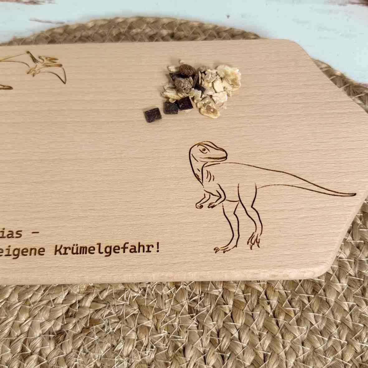 Buchenholz-Frühstücksbrett mit Dino-Gravur und Namen