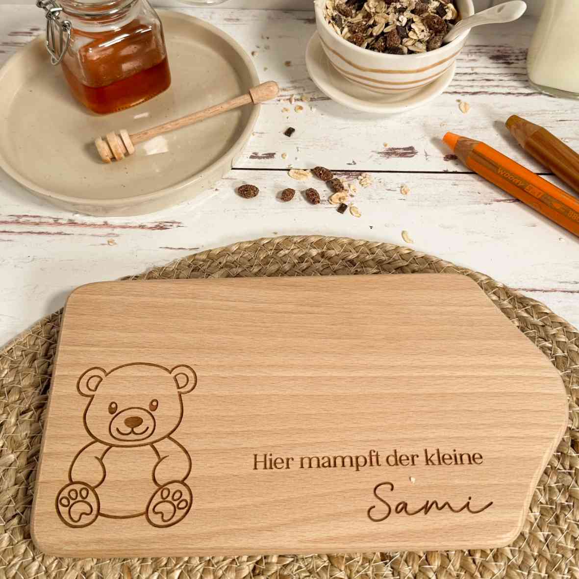 Frühstücksbrett in Kapellenform mit Teddybär-Gravur
