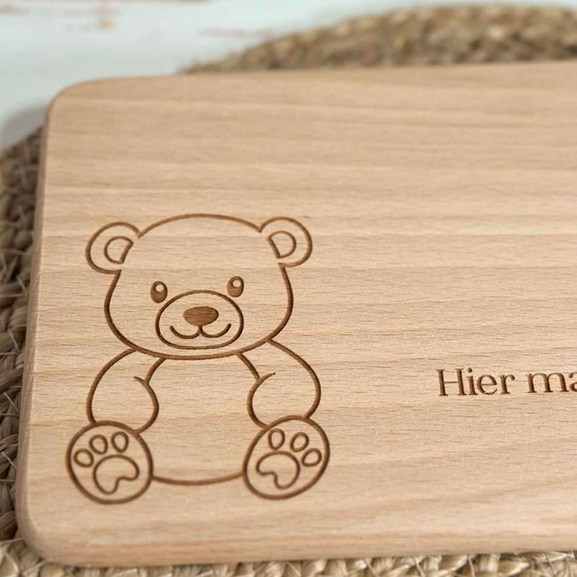 Frühstücksbrett in Kapellenform mit Teddybär-Gravur