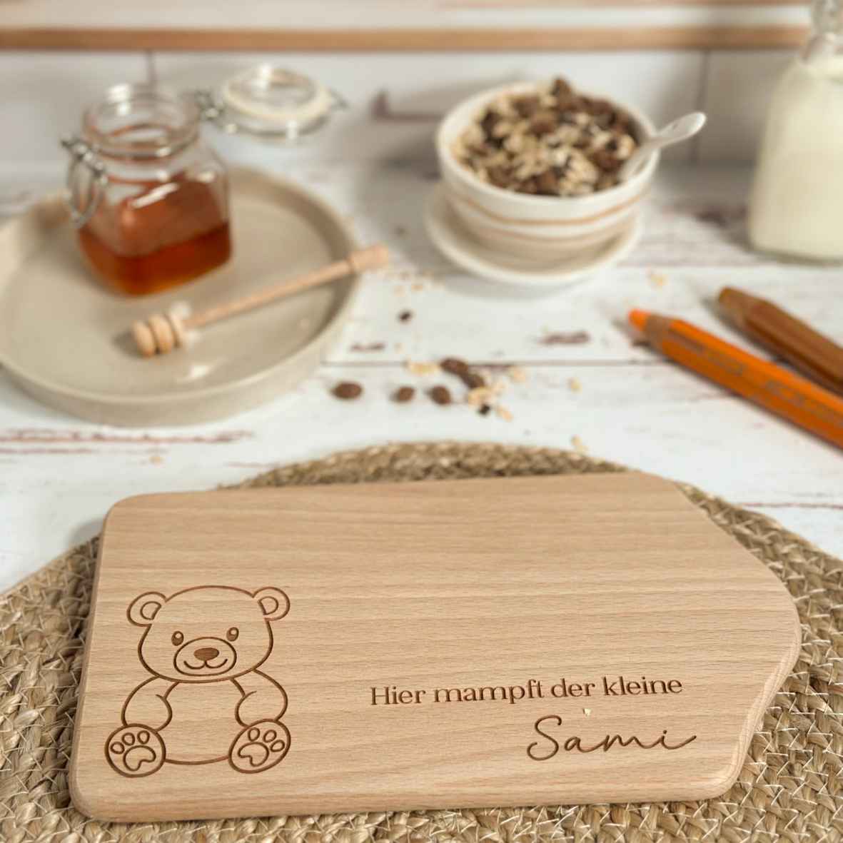 Frühstücksbrett in Kapellenform mit Teddybär-Gravur