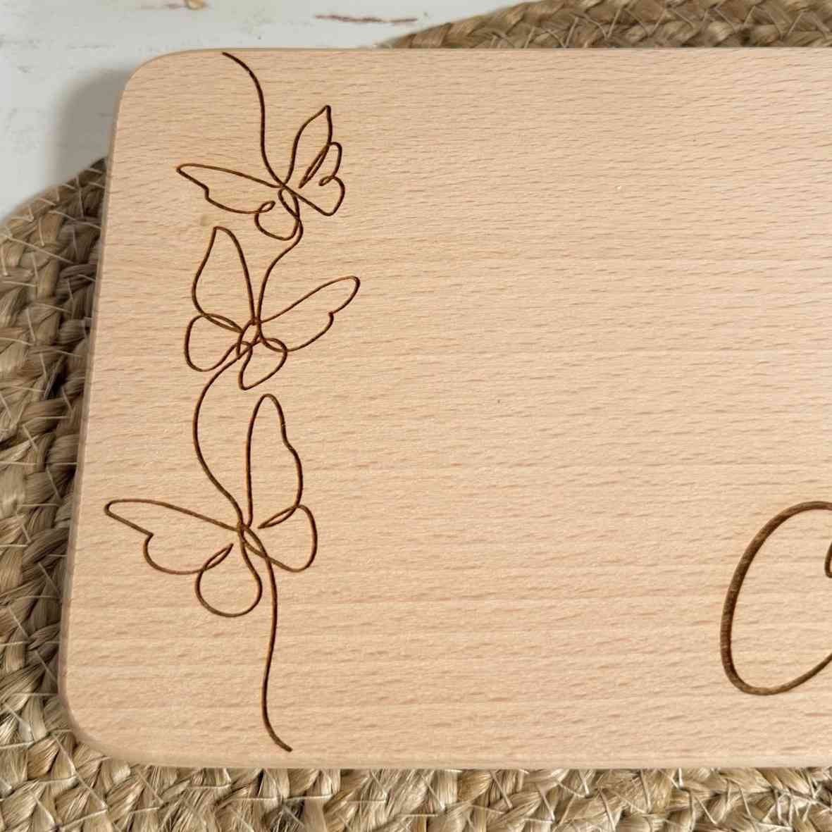 Frühstücksbrett in Kapellenform mit Line-Art-Schmetterlingen