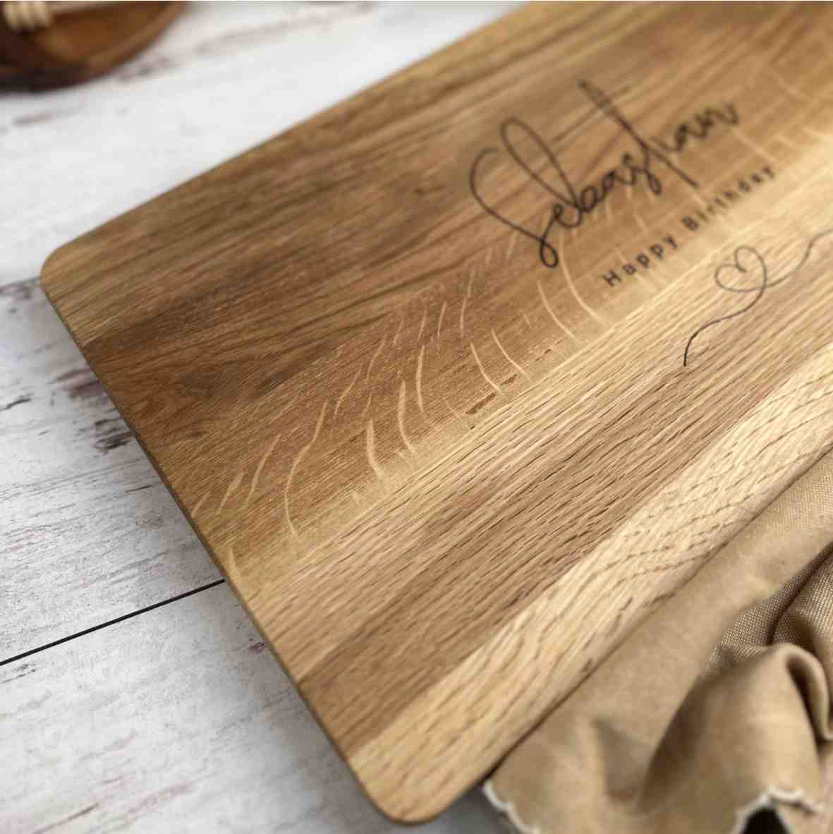 Personalisiertes Eichen-Schneidebrett mit Griffloch und Namensgravur
