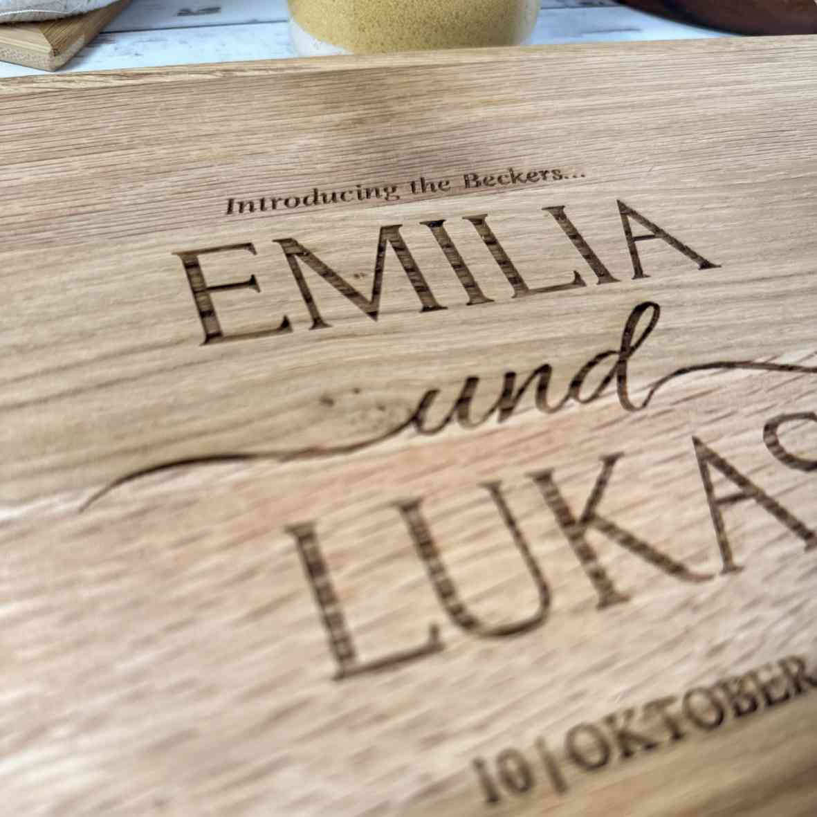 Eichen-Schneidebrett mit eleganter Namens- und Datumsgravur