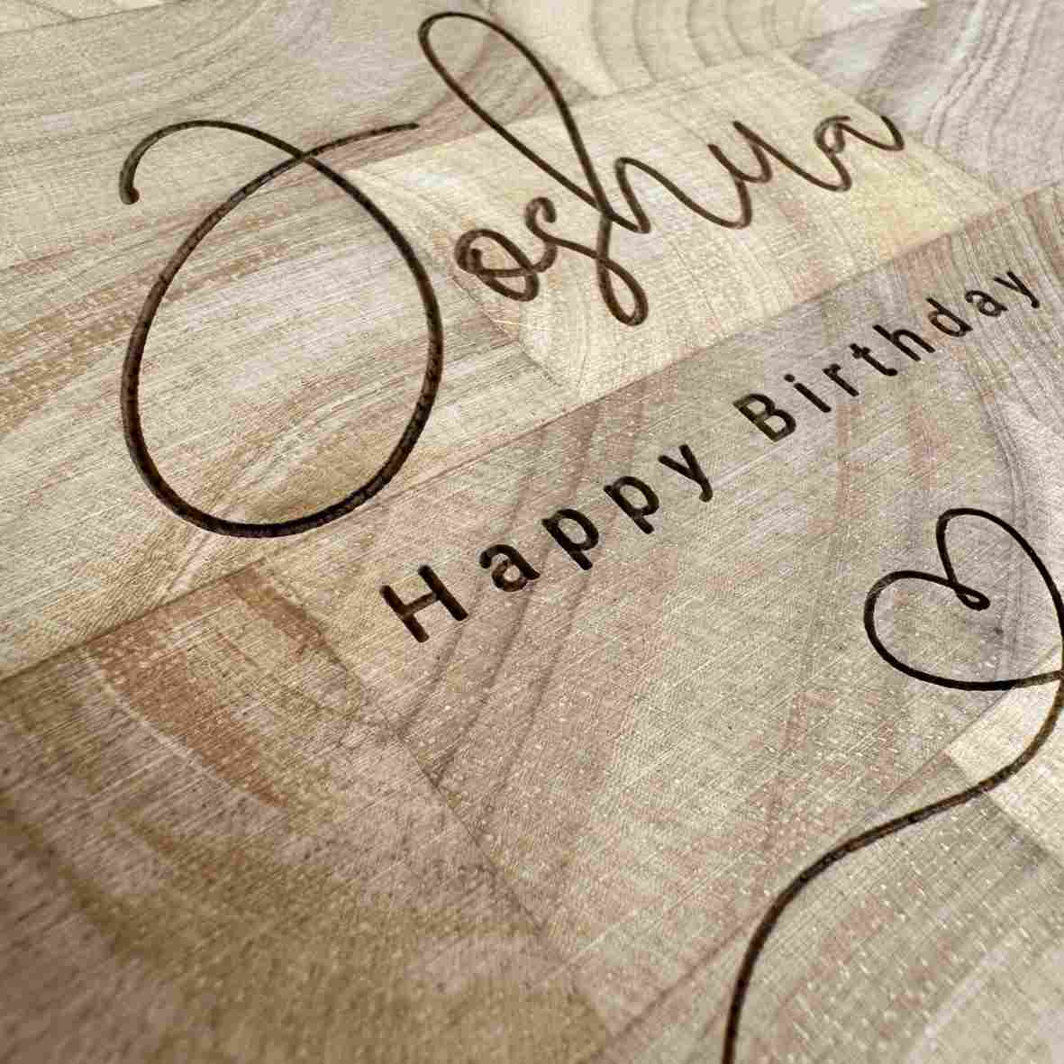 Stirnholz-Schneidebrett mit Namen und Happy-Birthday-Gravur