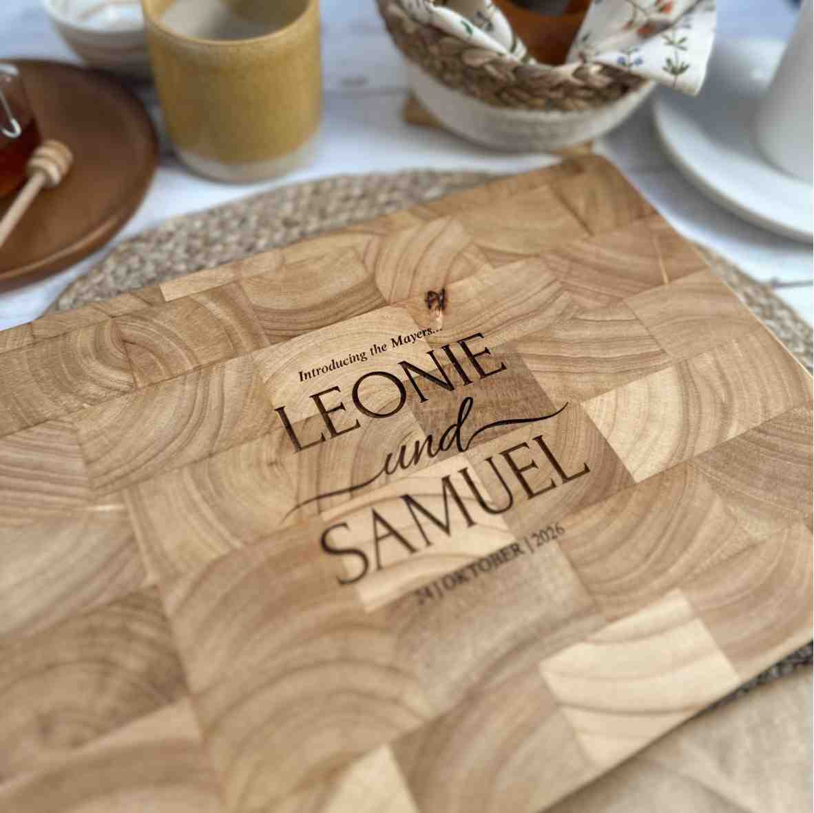 Stirnholz-Schneidebrett mit eleganter Namens- und Datumsgravur
