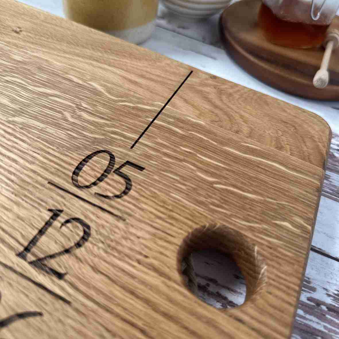 Eichen-Schneidebrett mit Paarnamen und vertikalem Datum
