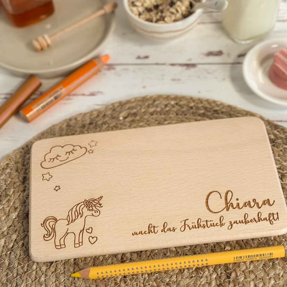 Rechteckiges Frühstücksbrett mit Einhorn-Gravur und Namen
