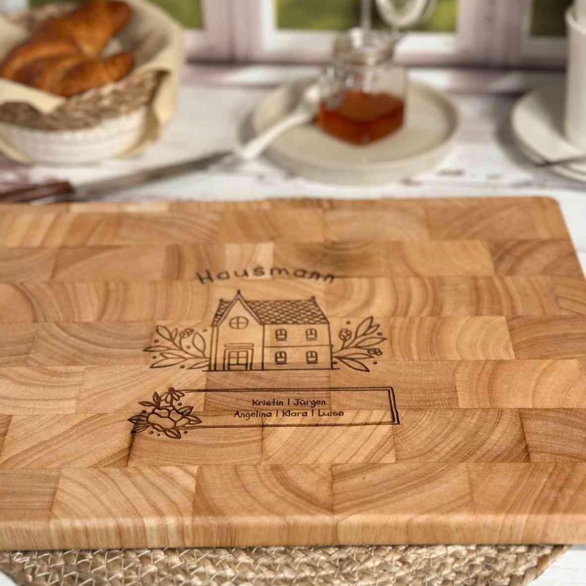 Stirnholz-Schneidebrett mit Hausgravur und Blumenranke
