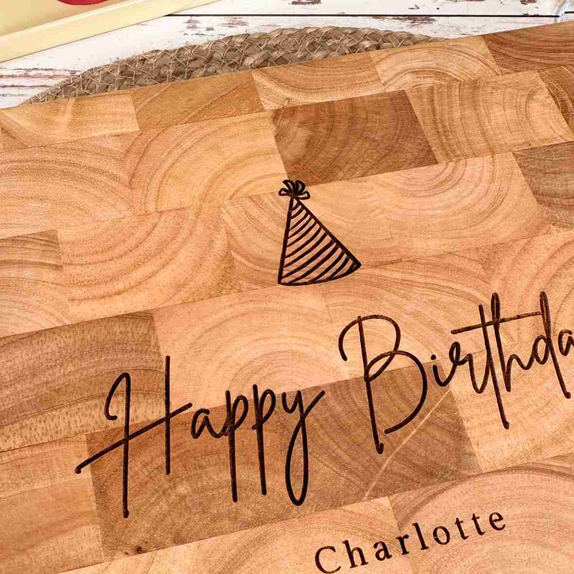 Personalisiertes Stirnholzbrett Happy Birthday