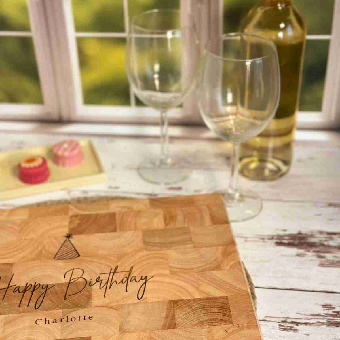 Personalisiertes Stirnholzbrett Happy Birthday