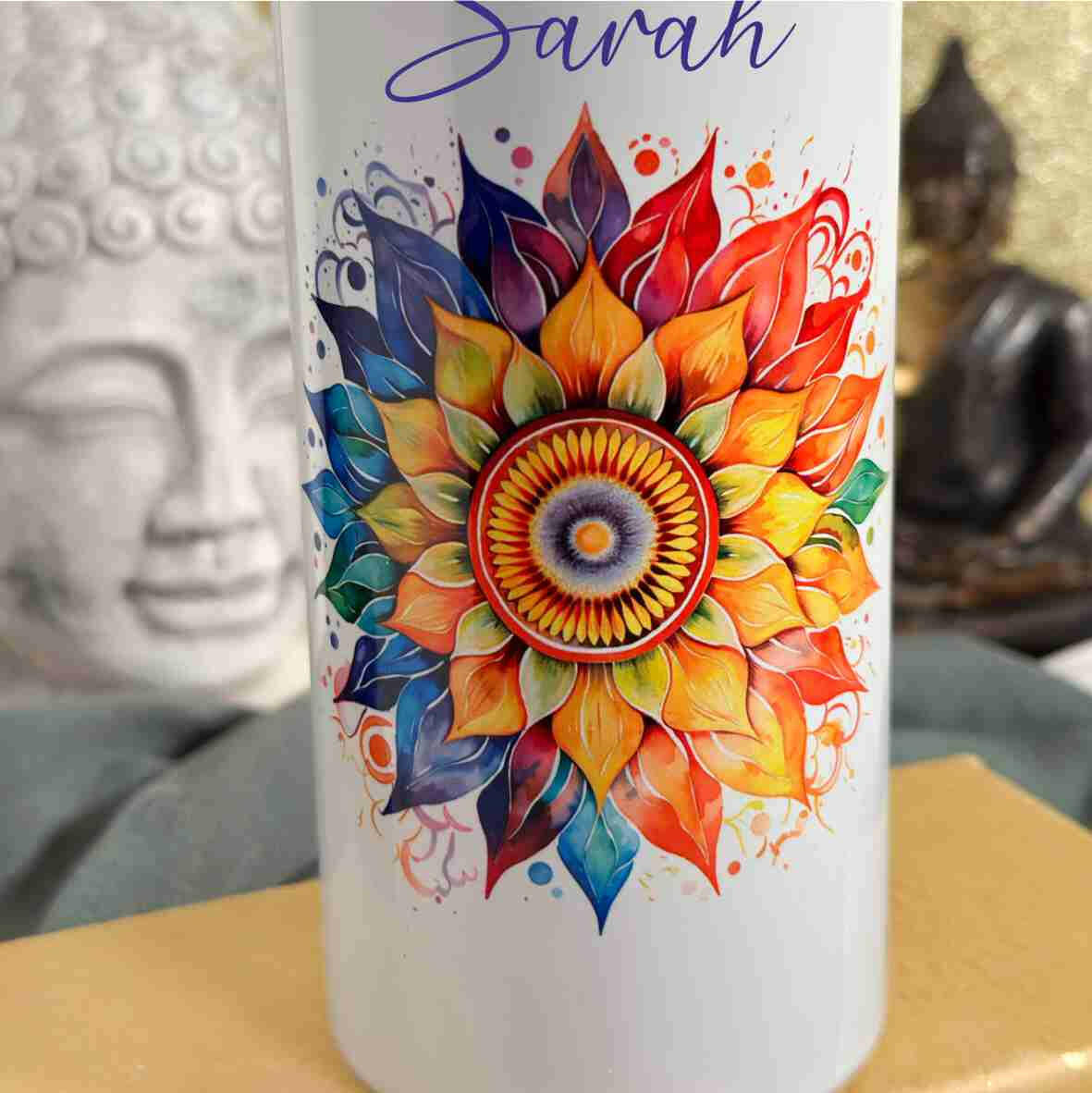 Thermoflasche weiß Mandala bunt.