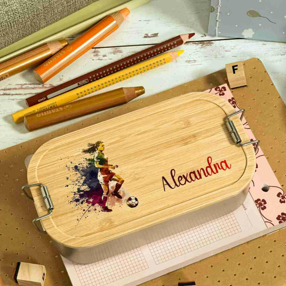 Personalisierte Brotdose Fußballspielerin, farbig bedruckt - Edelstahl mit Bambusdeckel.