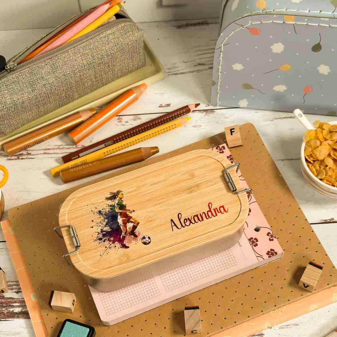 Personalisierte Brotdose Fußballspielerin, farbig bedruckt - Edelstahl mit Bambusdeckel.