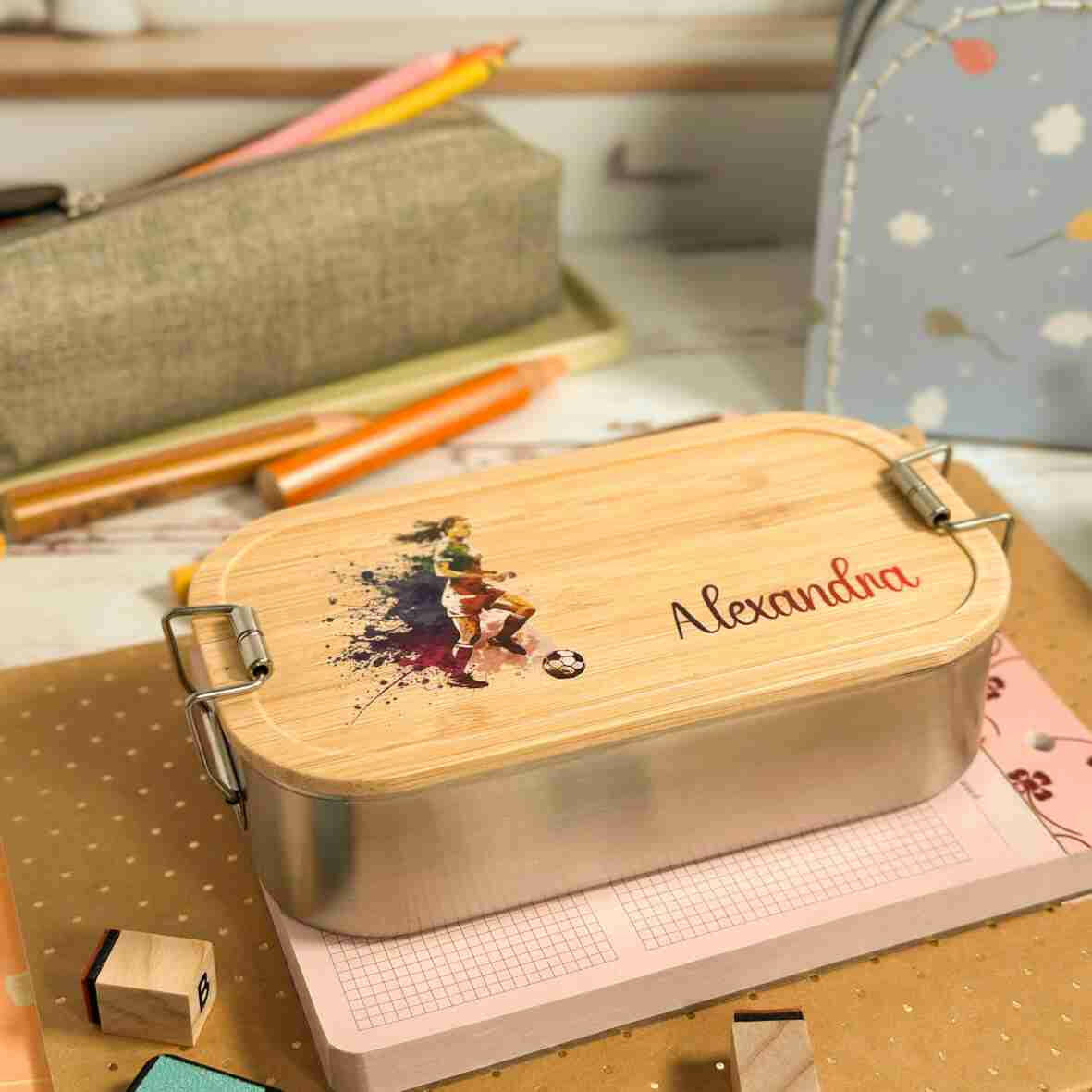 Personalisierte Brotdose Fußballspielerin, farbig bedruckt - Edelstahl mit Bambusdeckel.