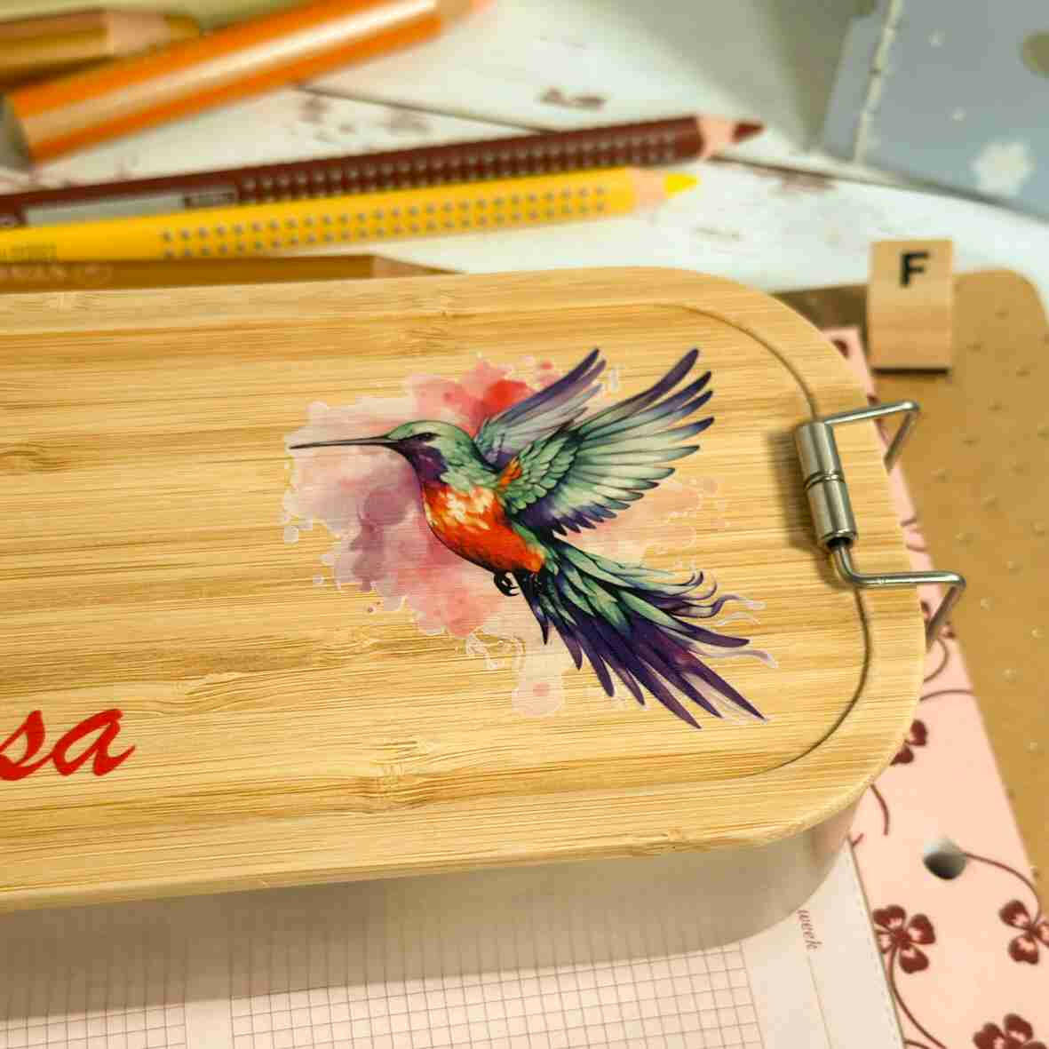 Personalisierte Brotdose Kolibri, farbig bedruckt - Edelstahl mit Bambusdeckel.