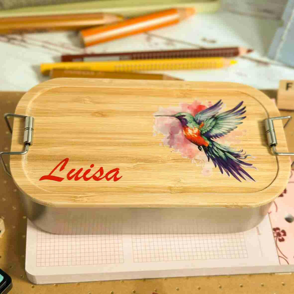 Personalisierte Brotdose Kolibri, farbig bedruckt - Edelstahl mit Bambusdeckel.