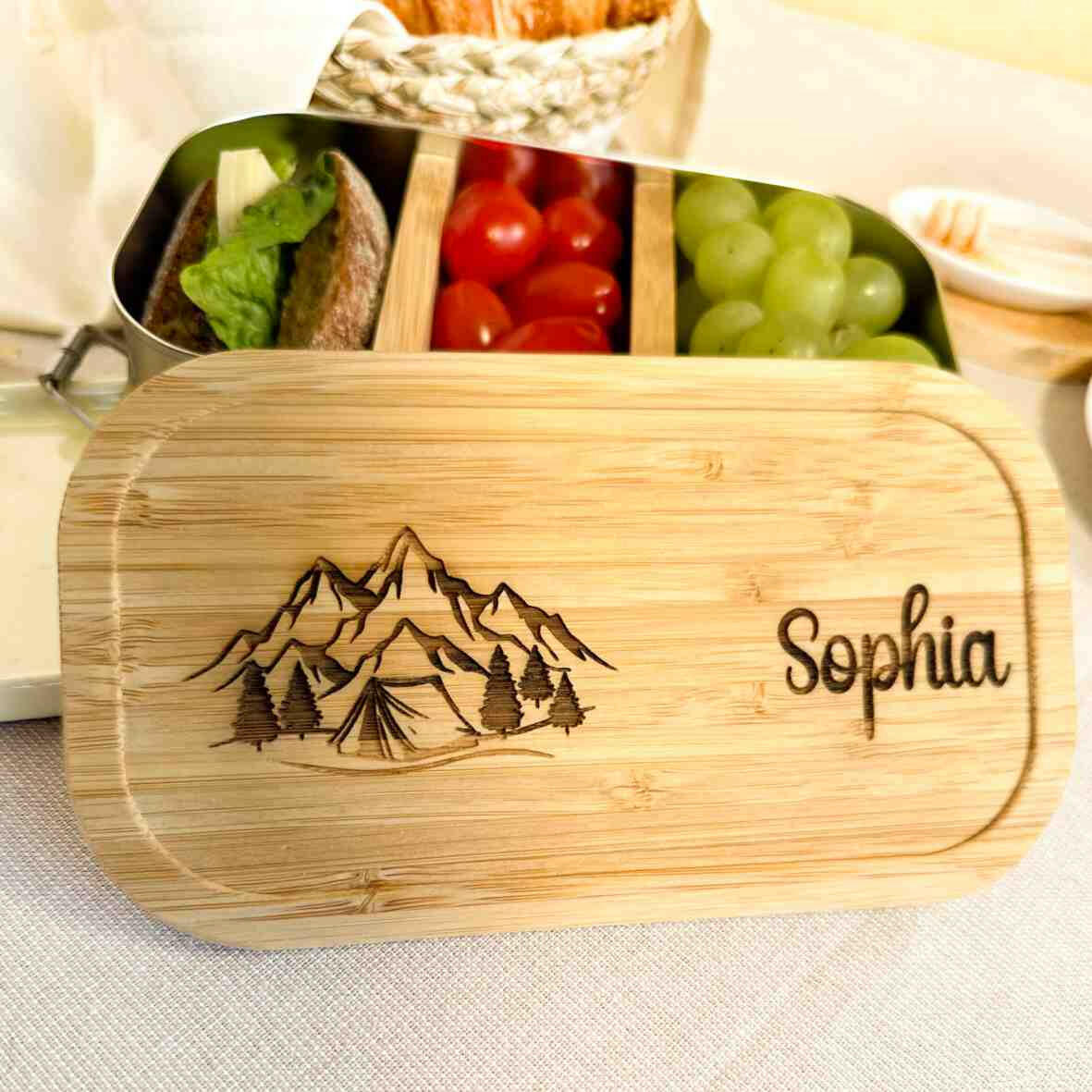 Personalisierte Brotdose Berge Zelt - Edelstahl mit Bambusdeckel.