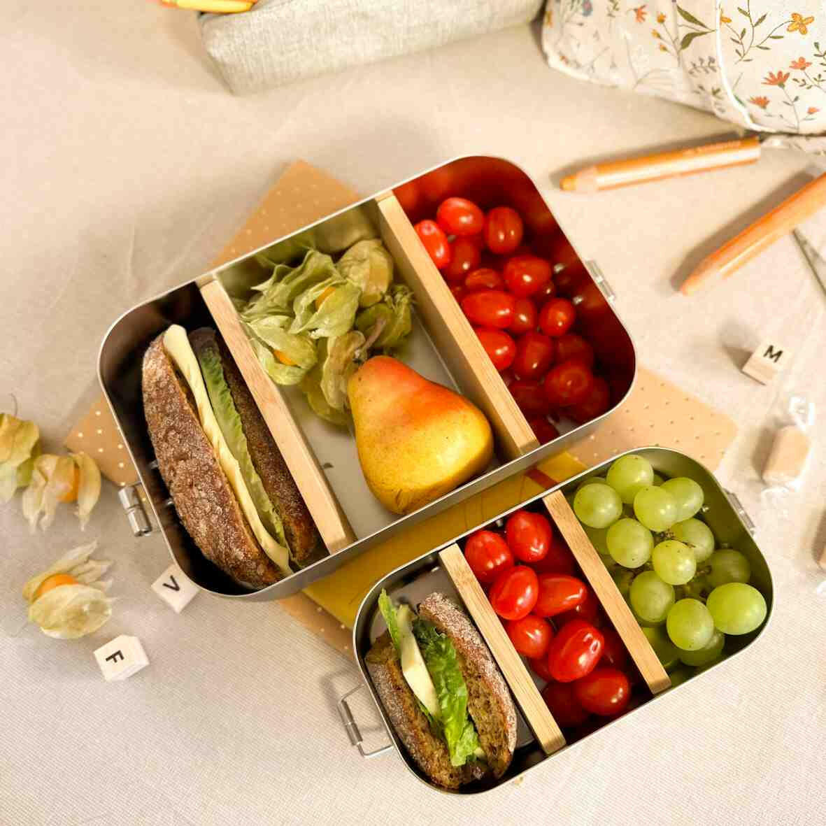 Personalisierte Brotdose Berge Zelt - Edelstahl mit Bambusdeckel.