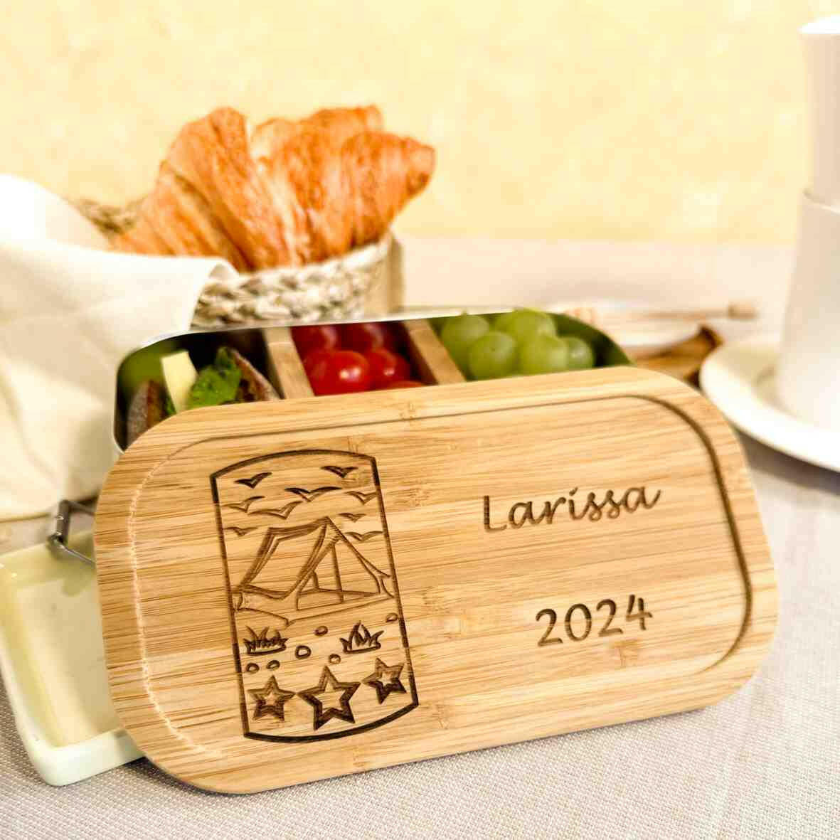 Personalisierte Brotdose Camping (01) - Edelstahl mit Bambusdeckel.