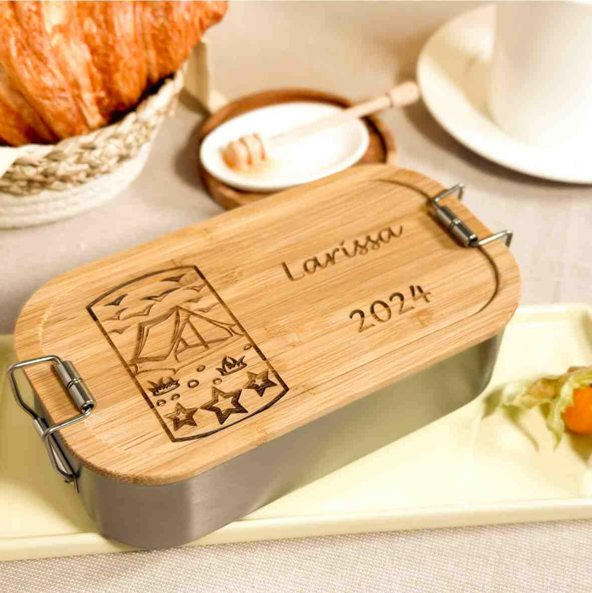 Personalisierte Brotdose Camping (01) - Edelstahl mit Bambusdeckel.