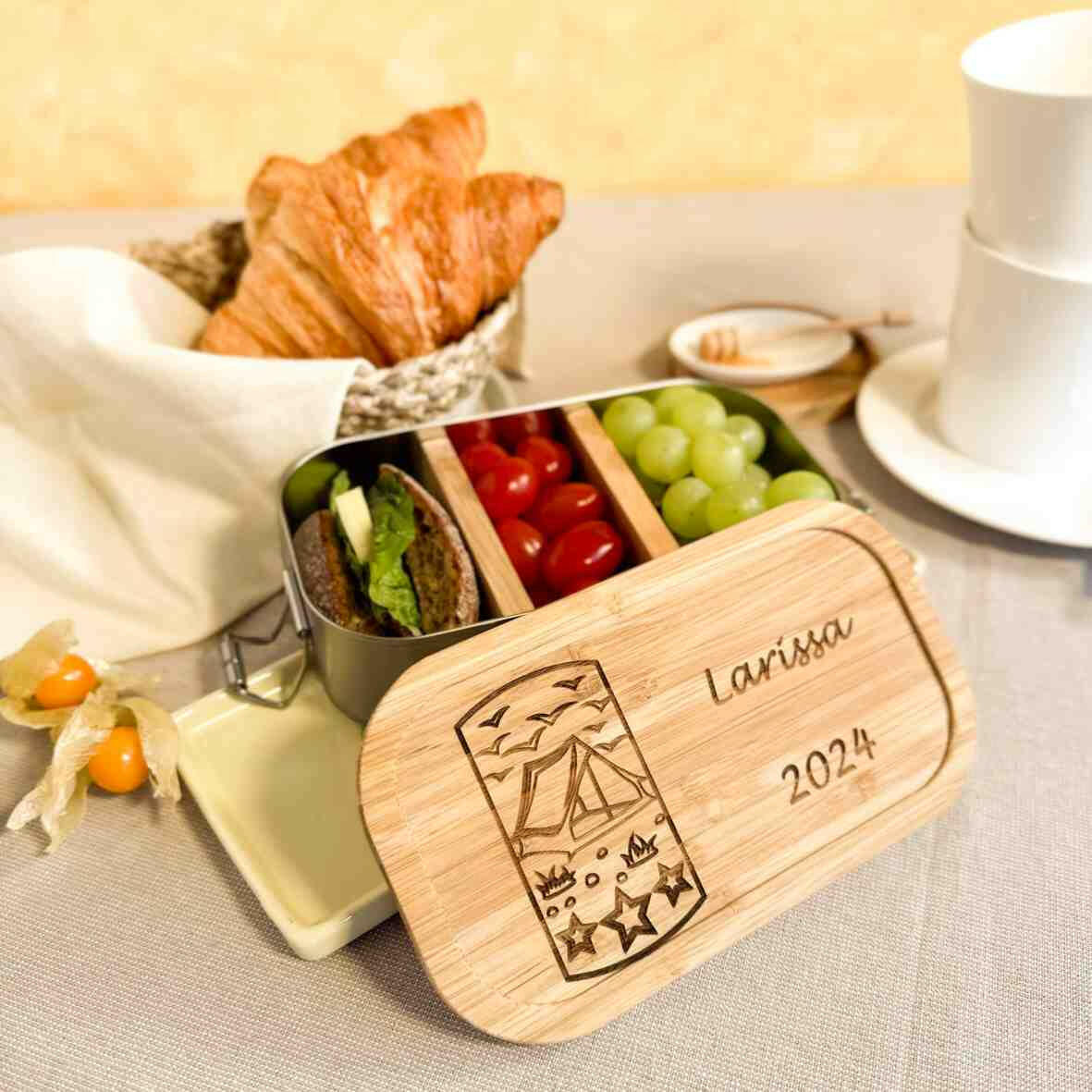 Personalisierte Brotdose Camping (01) - Edelstahl mit Bambusdeckel.