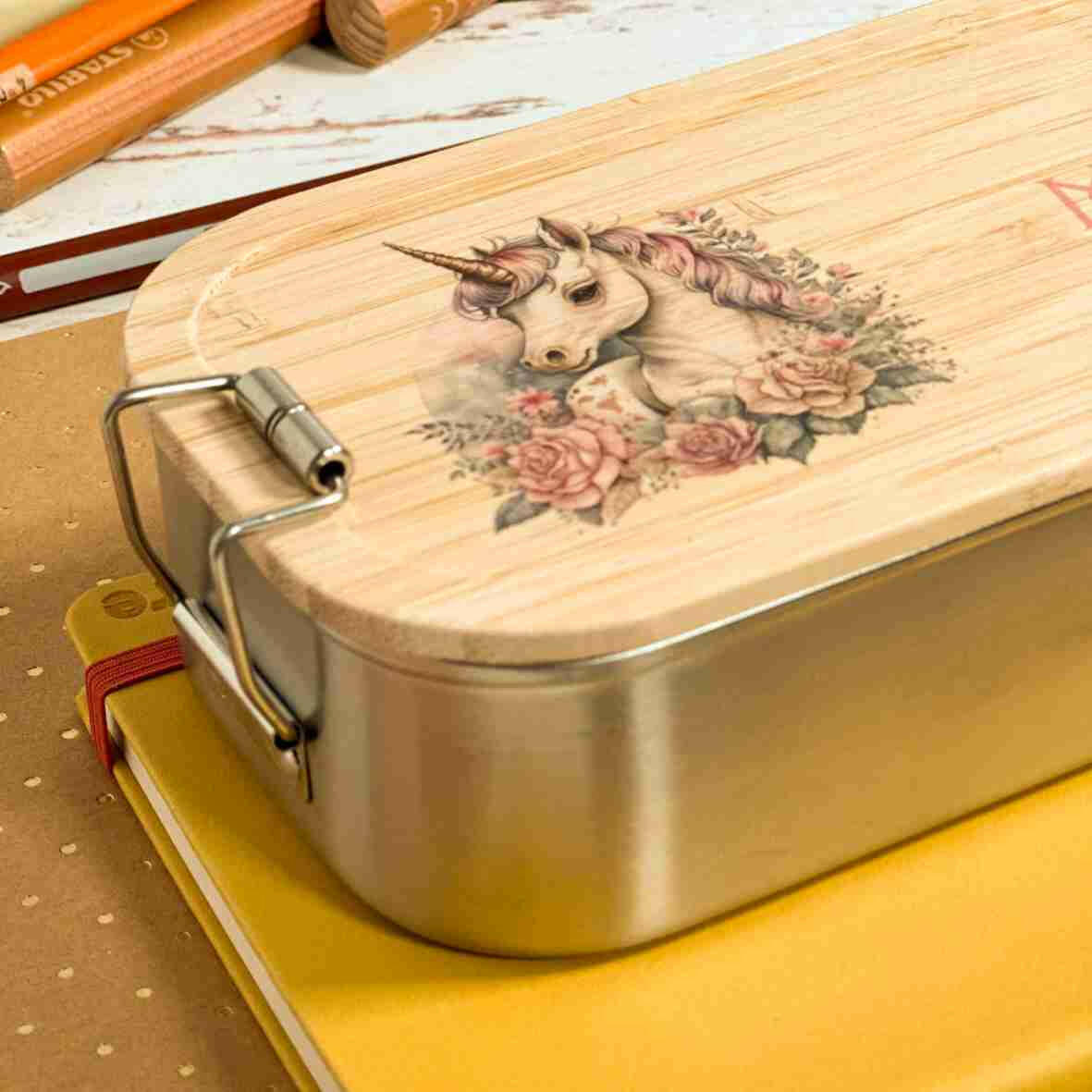 Personalisierte Brotdose Einhorn, farbig bedruckt - Edelstahl mit Bambusdeckel.