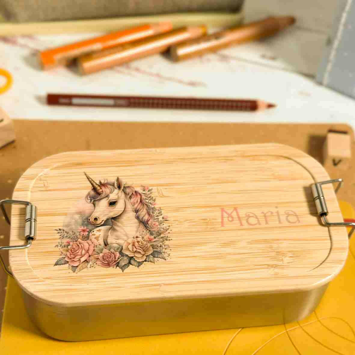 Personalisierte Brotdose Einhorn, farbig bedruckt - Edelstahl mit Bambusdeckel.