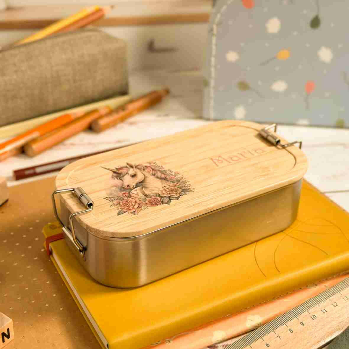Personalisierte Brotdose Einhorn, farbig bedruckt - Edelstahl mit Bambusdeckel.