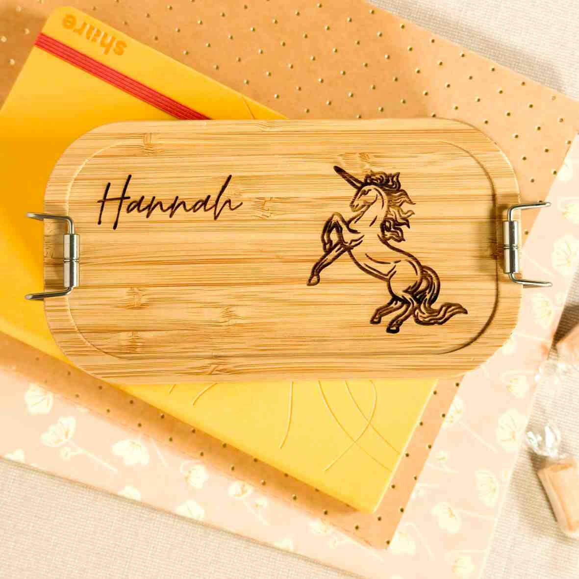 Personalisierte Brotdose Einhorn - Edelstahl mit Bambusdeckel.
