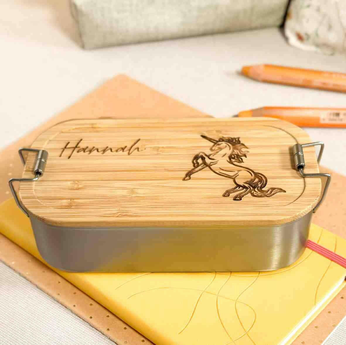 Personalisierte Brotdose Einhorn - Edelstahl mit Bambusdeckel.