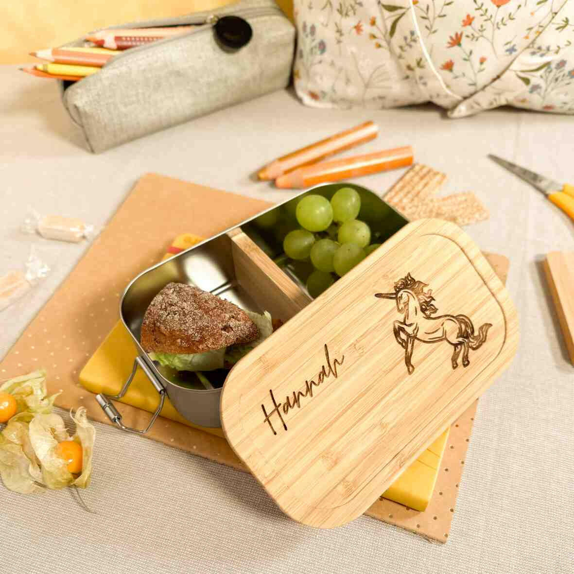 Personalisierte Brotdose Einhorn - Edelstahl mit Bambusdeckel.