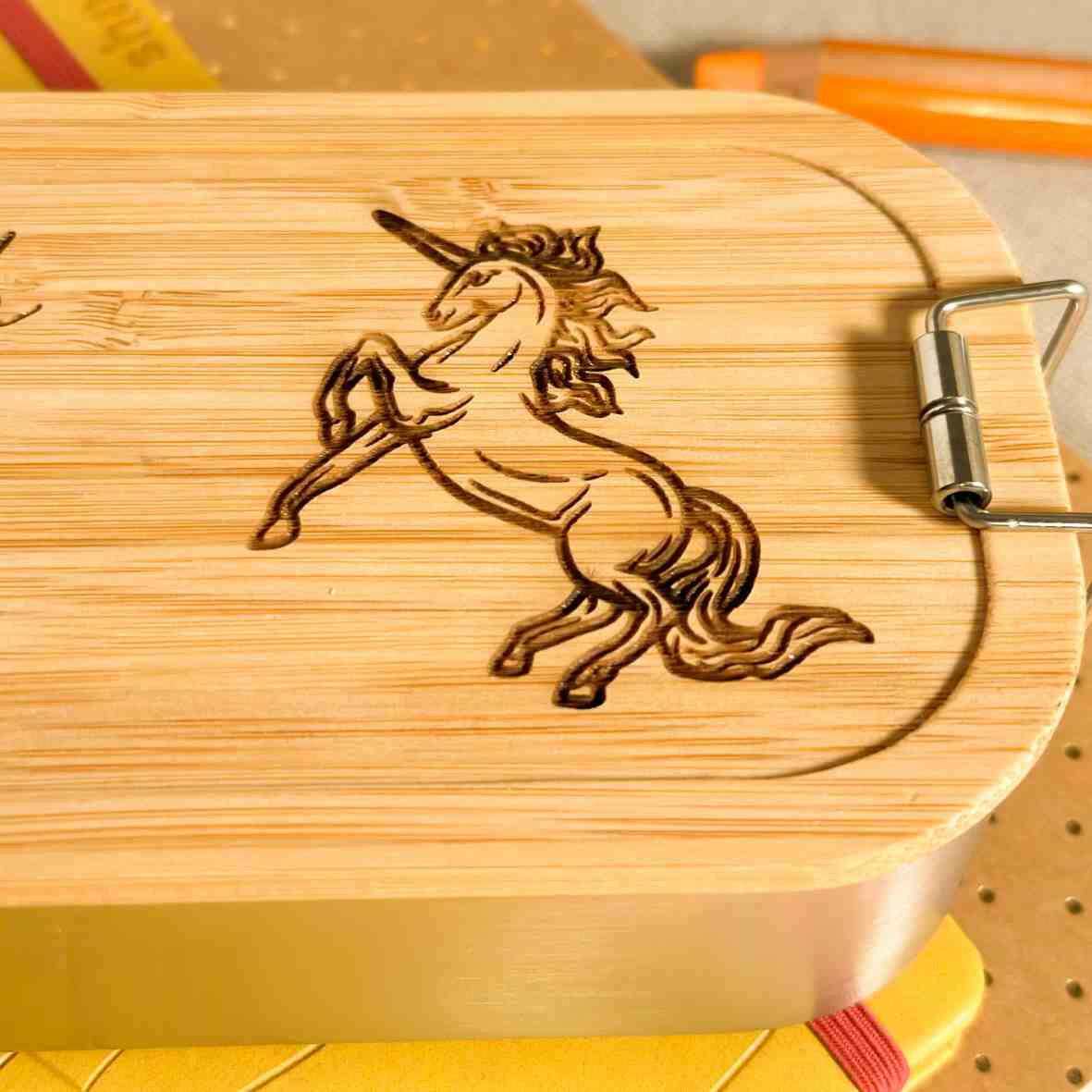 Personalisierte Brotdose Einhorn - Edelstahl mit Bambusdeckel.